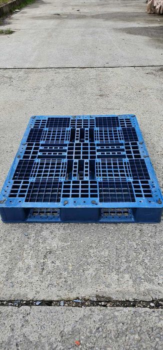 Продавам пластмасови палета.