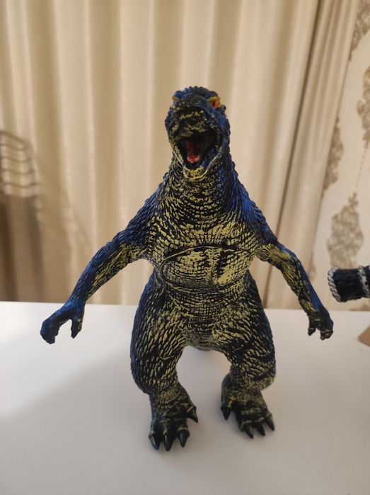 Продам игрушку Годзилла против Кинг Конга