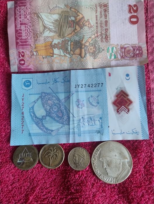 Vând două bancnote și o monedă plus cele trei