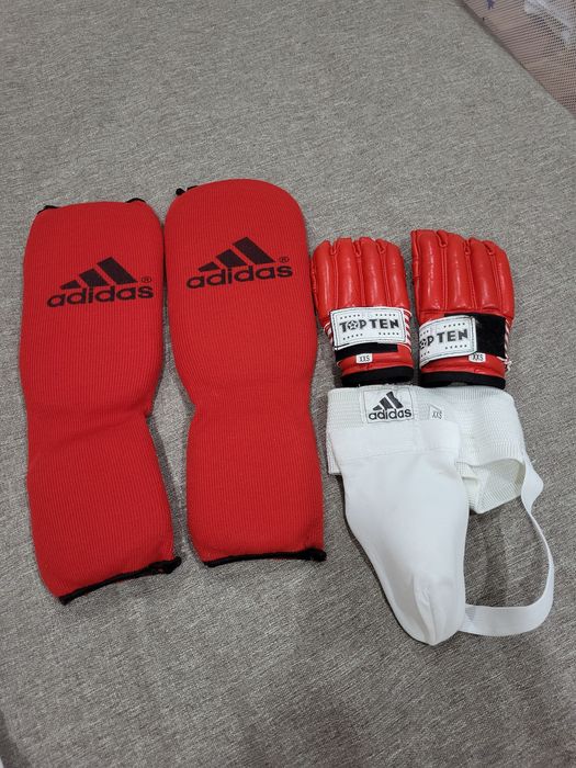 Перчатки, бандаж и футы для каратэ