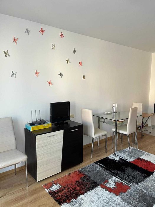 Тристаен апартамент с английски двор