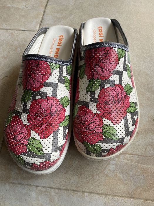 Медицинско облекло панталон с туника и медицинско ортопедично сабо