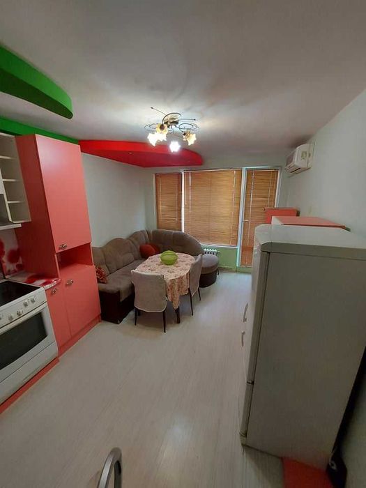 Дава се под наем Двустаен апартамент в Бургас, Славейков - 55 кв.м за 204 € - Снимка #1