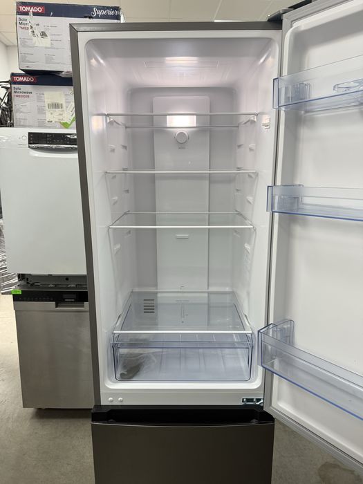 Хладилник и фризер за вграждане Bosch.