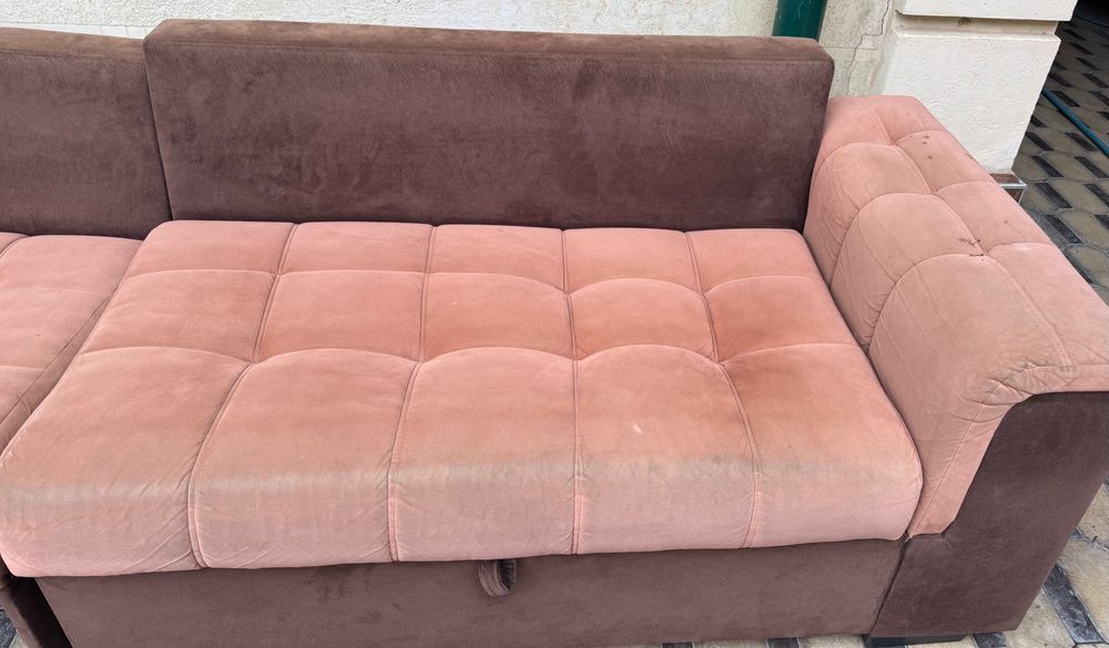 Jigarrang kengaytiriladigan divan