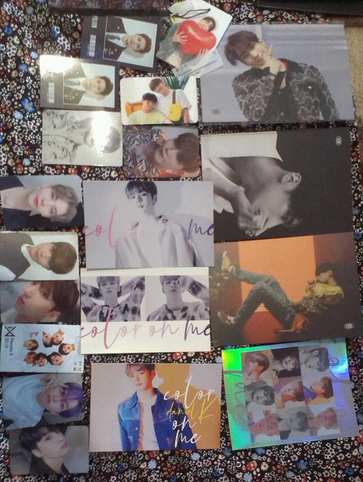 Колекционерски K pop албуми, картички и други в снимките