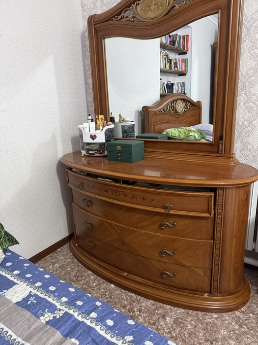 Комод с зеркалом