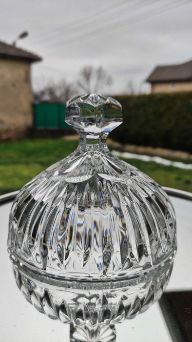 Масивна кристална бонбониера с капак