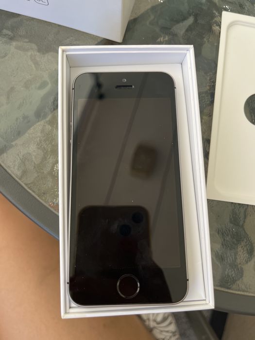 Iphone SE чисто нов