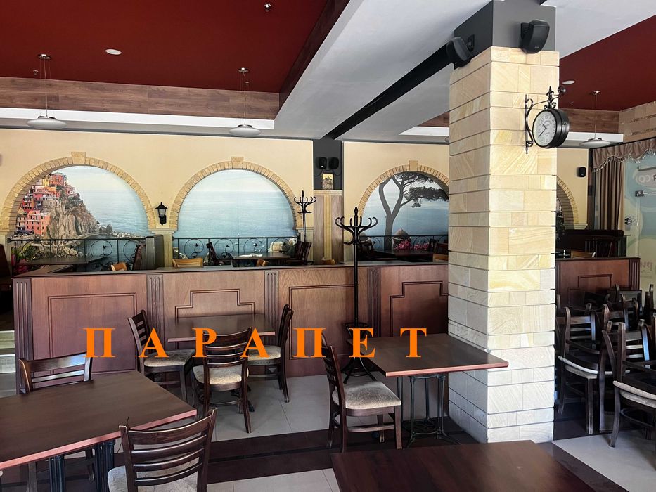 Барплот с шкафове и чекмеджета от дърво и гранит за заведение ресторант
