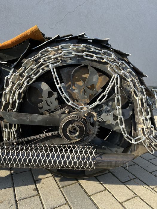 Sculptura motocicleta 2,7 m lungime. Otel tabla debitat “Ghost Rider”