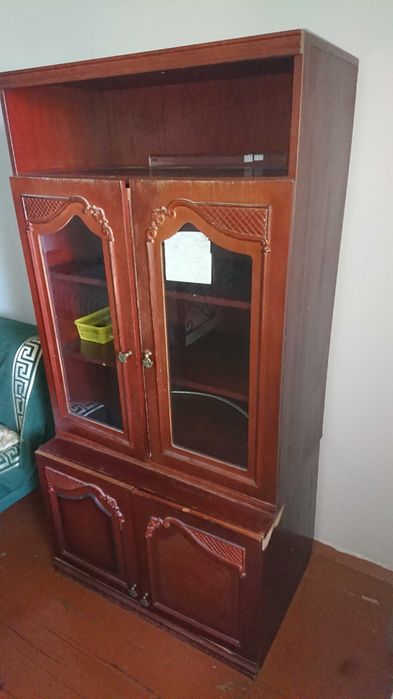 Отдам шкаф (сервант)