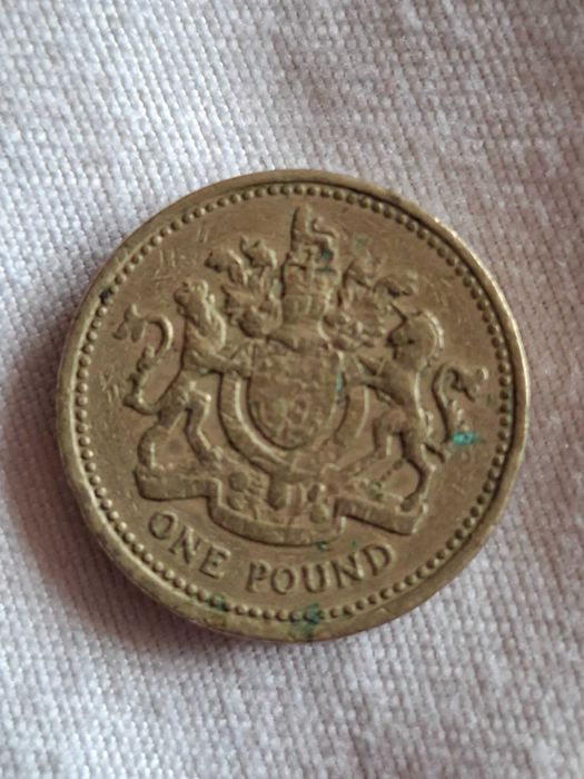 One Pound 1983 сгрешка при сеченето на монетата