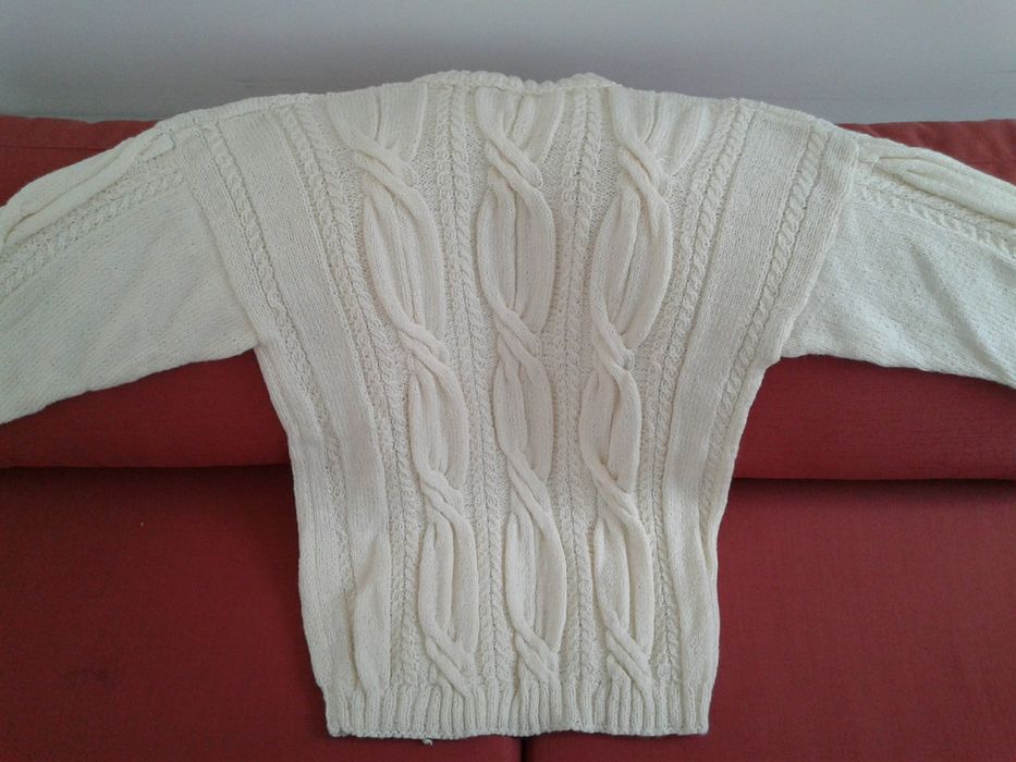 Нов пуловер бял плетен