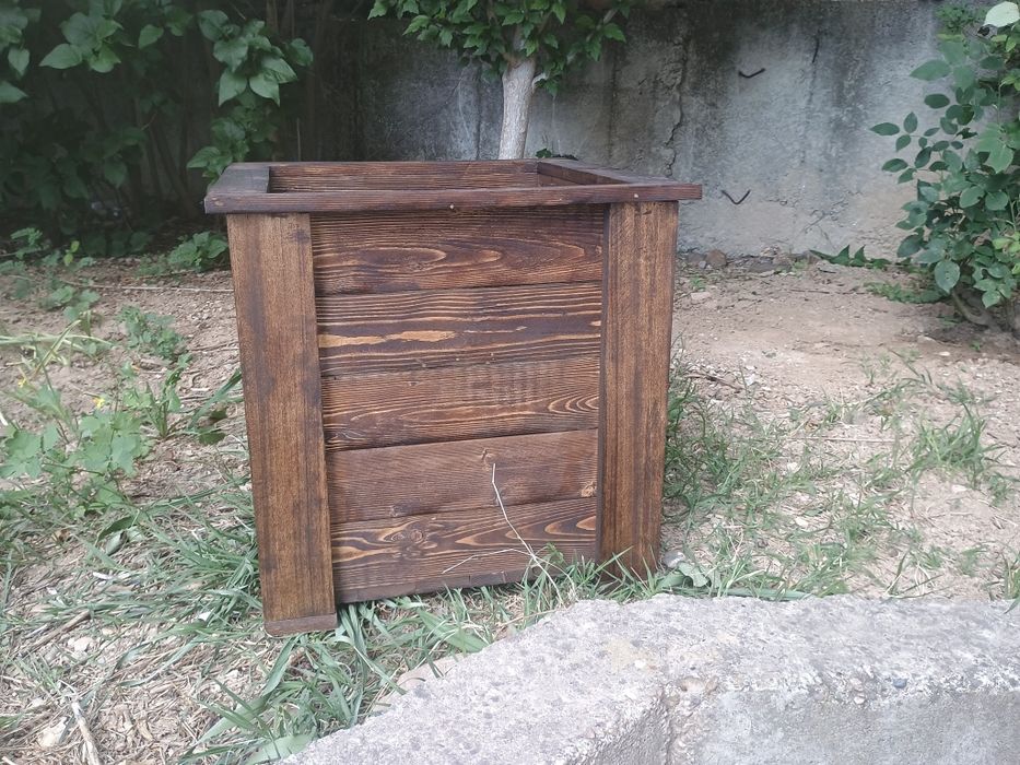 Продавам дървени кашпи