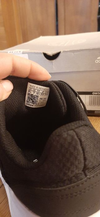 Adidasi adidas noi. Doar probați 40, 2/3. Potriviți la un picior 39