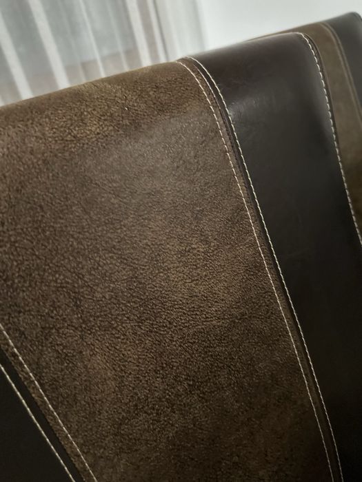 Masă din lemn extensibilă cu 8 scaune din piele