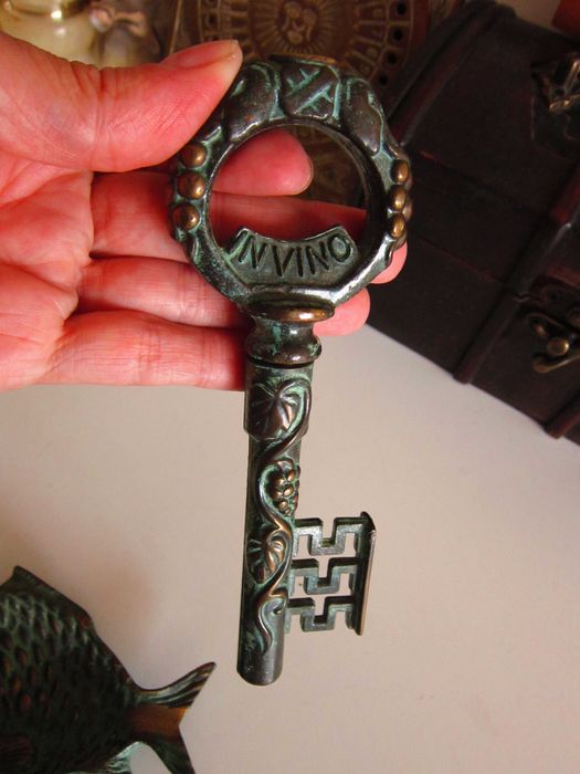 cadou rar Germania 1960 Peste, Cheie,Carlig  bronz patina