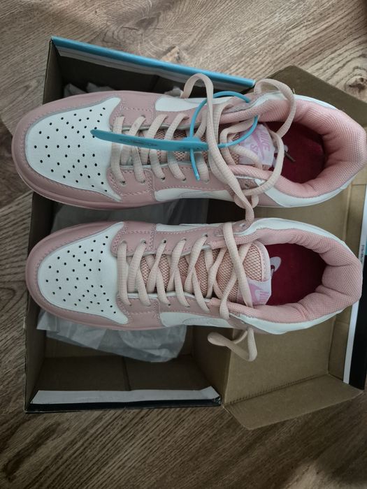 Кроссовки женские