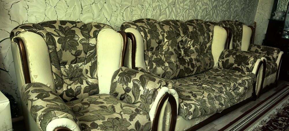 Диван с кресломи