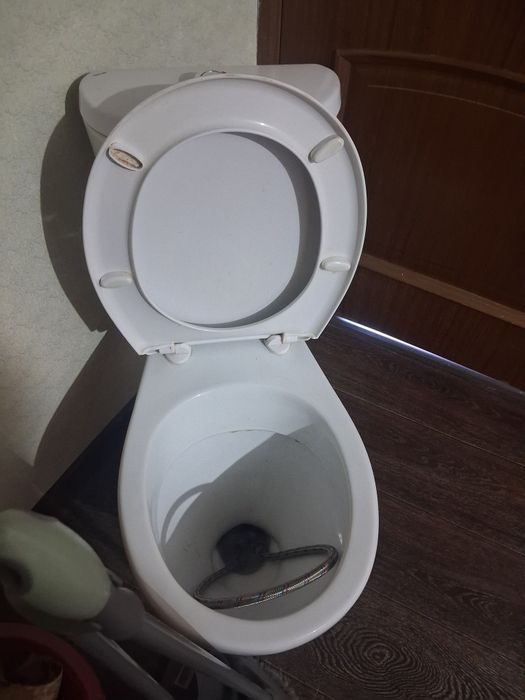 Продам унитаз с бачком