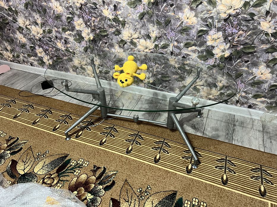 Пролам стекоянный стол