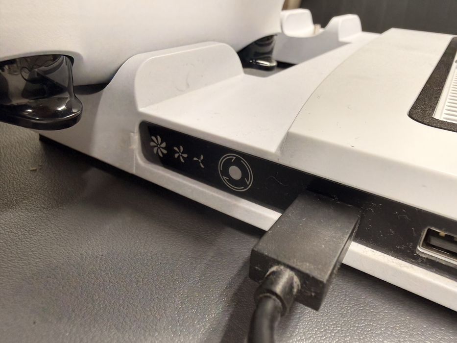 Suport cu ventilare si incarcare ps5