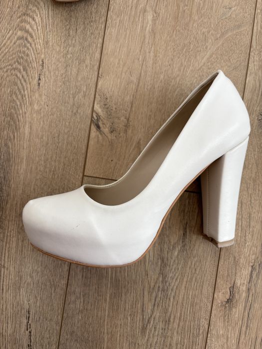 Бели кожени обувки