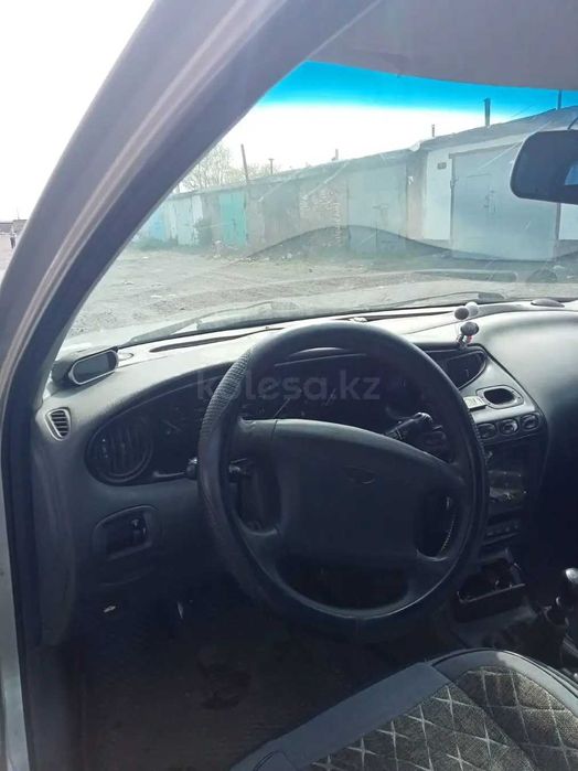 Автомобиль деу леганза.