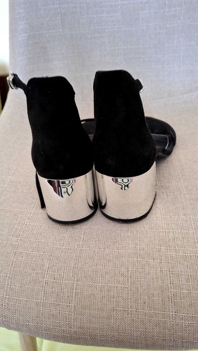 Дамски велурени сандали на Bershka