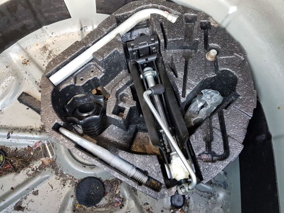 Kit Trusa Spuma Cric Cheie Roti Carlig Remorcare VW Jetta 3 2005 - 2010 Cod Culoare LC9X