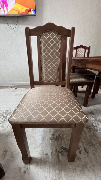 Стол и стулья из дерева