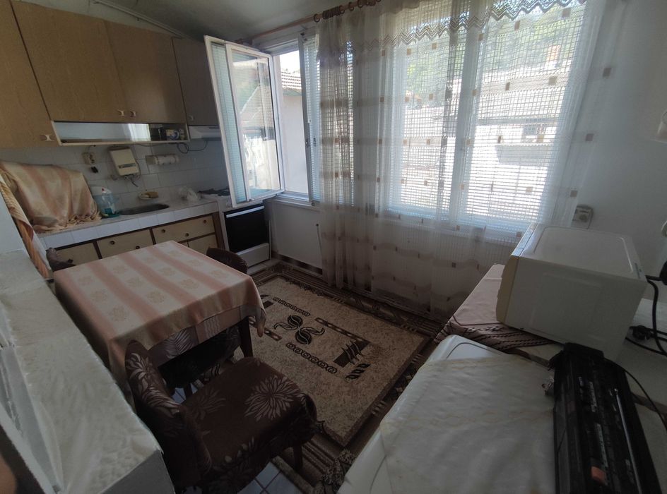 Продават се първи и трети етаж от къща