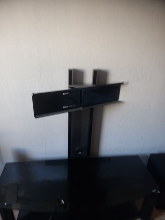 Продам тумбу для телевизора с кронштейном