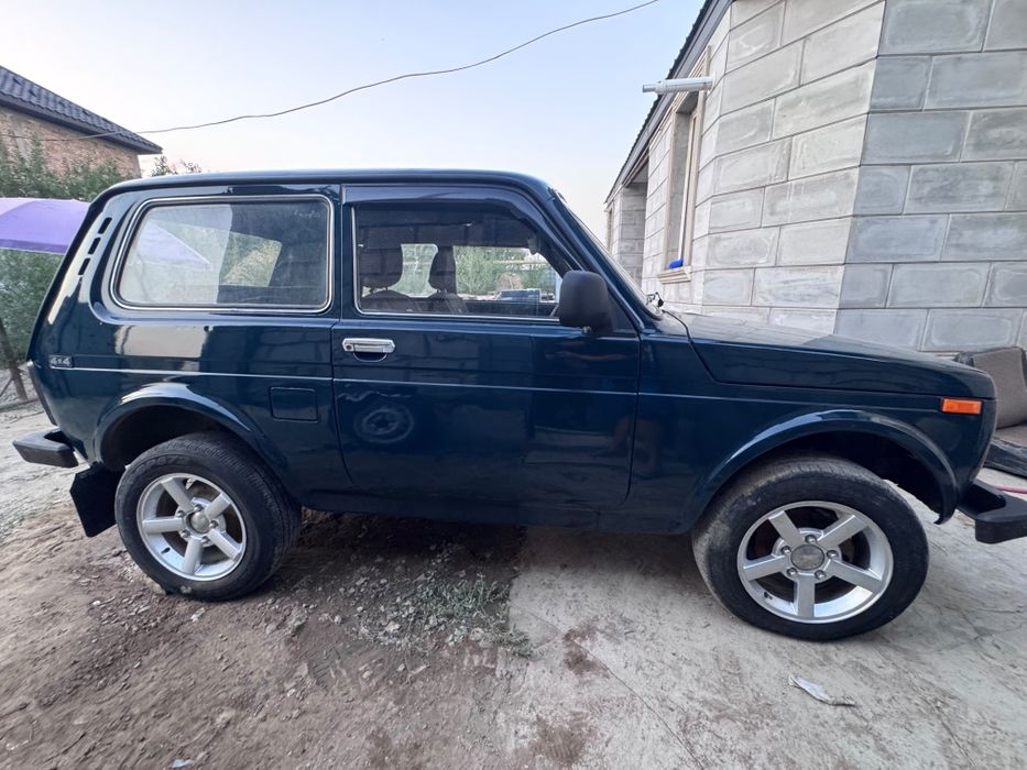 Автомобиль Нива 21213