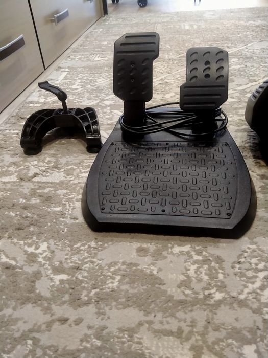 Продается игровой руль Trustmaster TMX