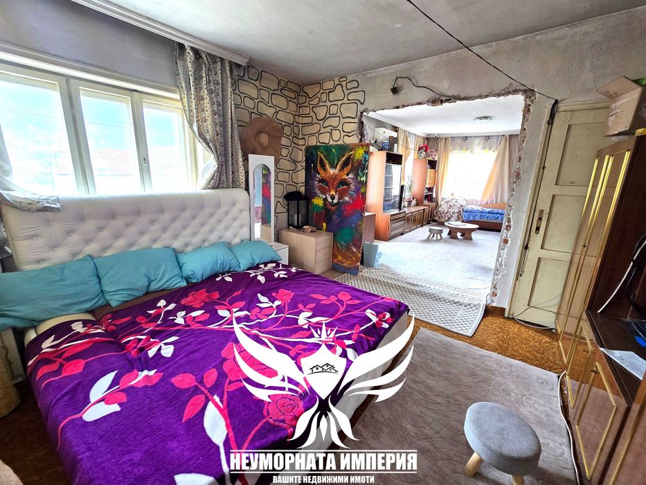 Продавам обзаведен тристаен с площ от 120 кв.м. с 1/2 двор в град Смолян квартал Каптажа