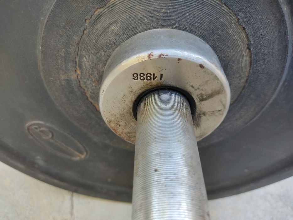 Штанга с прорезиненными дисками производство СССР.  Торг уместен .