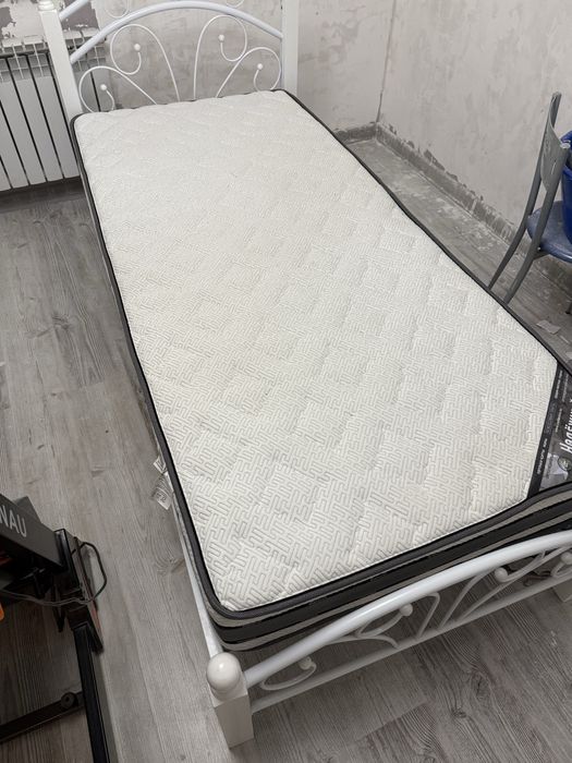 Кровать с матрацом