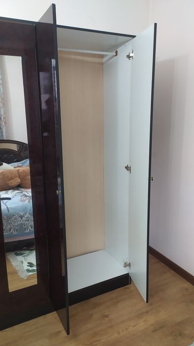 Шкаф для одежды три отсека