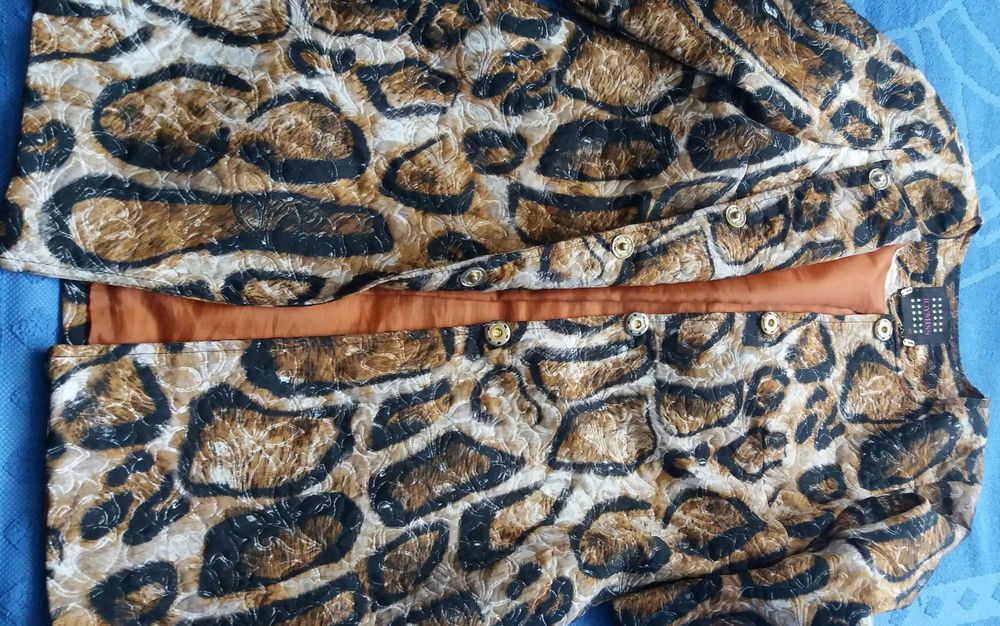 Продам женский плащ  48 размер цена 5000