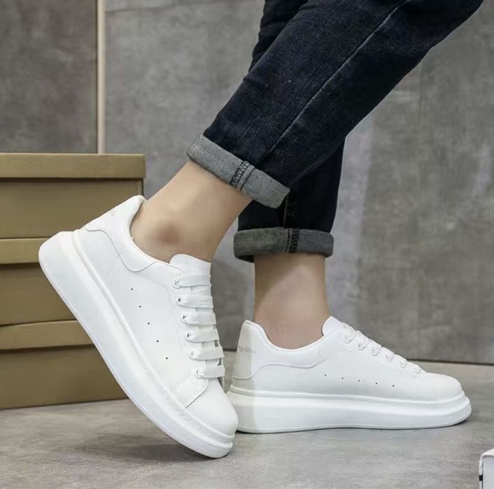 Продается женская обувь.