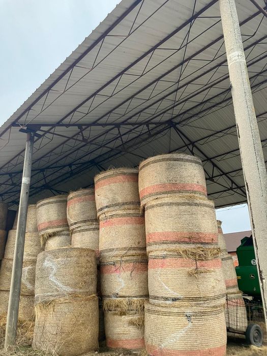 Vând baloți lucernă