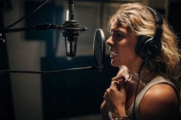 Pregatesc  canto muzica usoara si populara (eventual si manele)