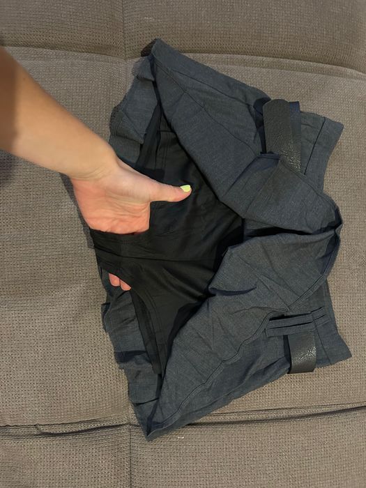 Къса сива пола М размер