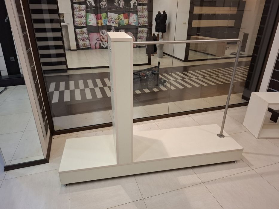 Стелажи, рафтове, магазин за дрехи