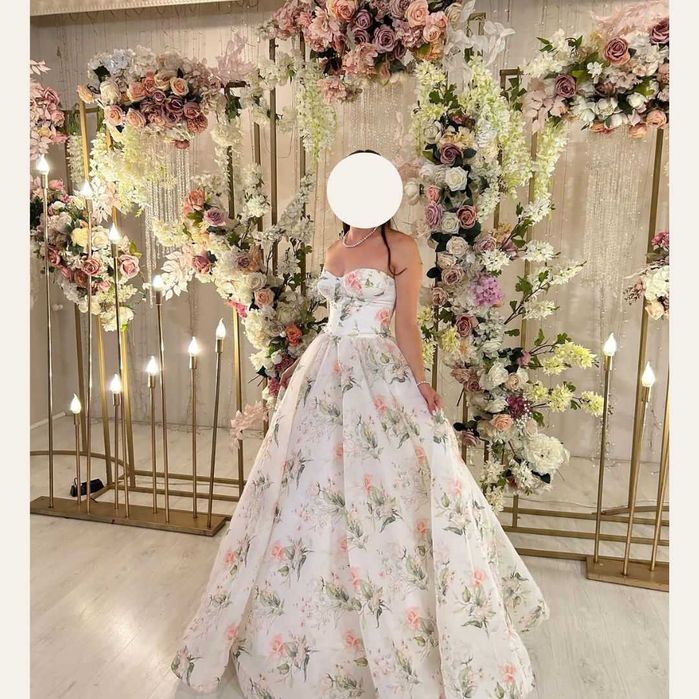 Бутикова рокля с кринолин