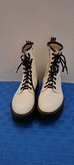 Ghete albe umitatie piele, mărimea 39