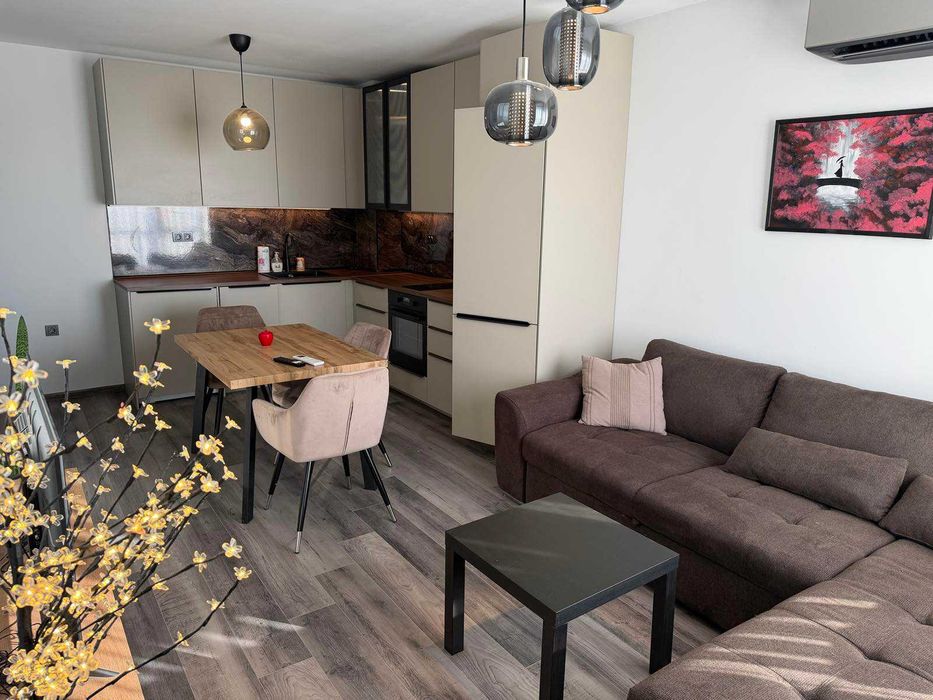 Тристаен обазаведен апартамент с гараж под наем !