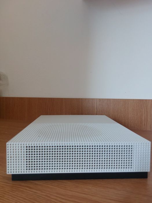 Vând Xbox One S de 1T